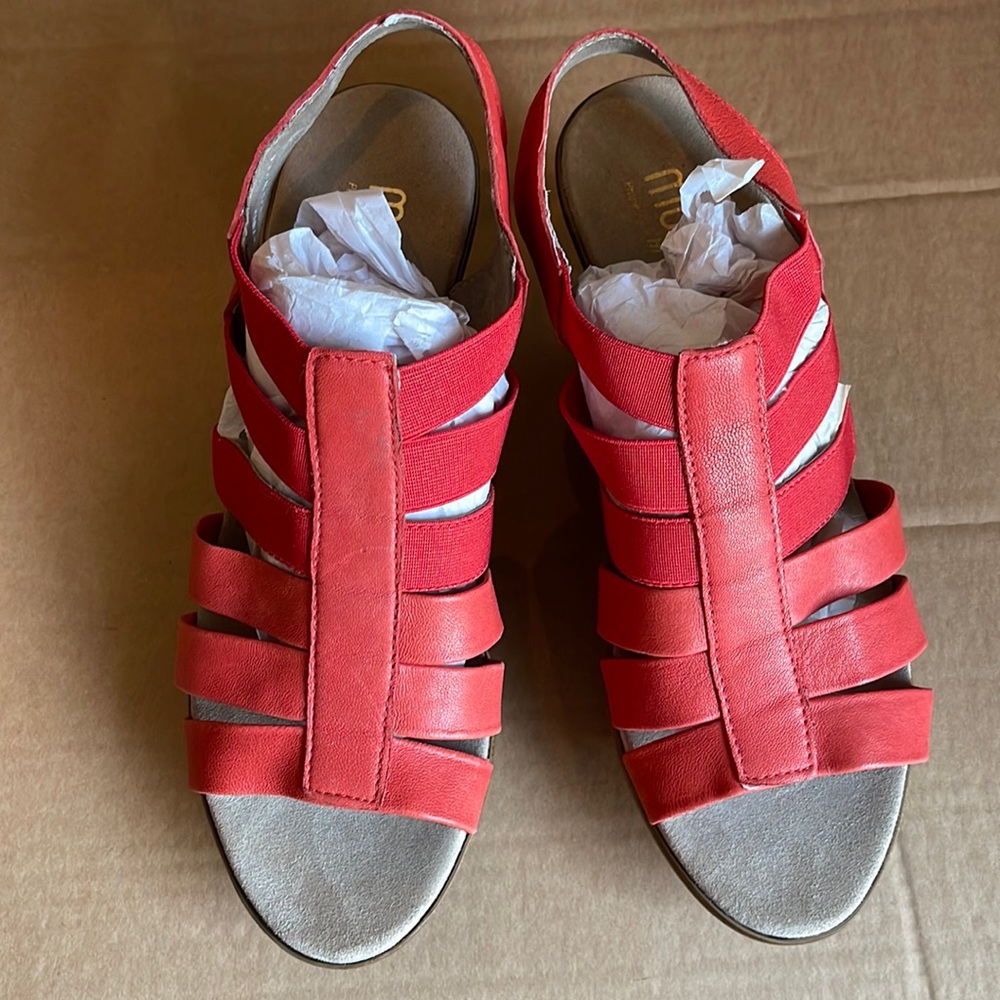 Munro leather orange shoes in 8.5  with 3 inch platform NWOT